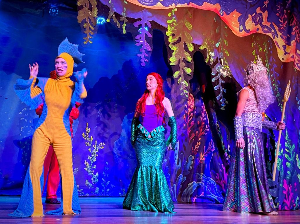 Cena do musical: Ariel, Linguado e o Rei Tritão no fundo do mar